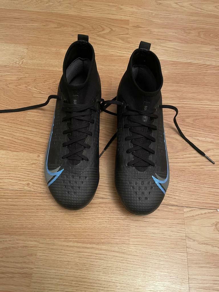 all black vapormax plus foot locker